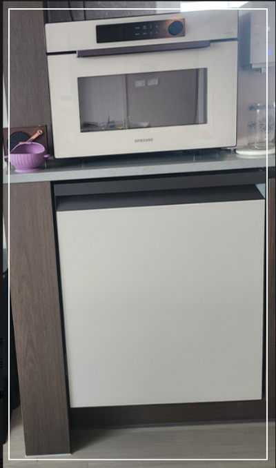 삼성-전자레인지와-비스포크-식기세척기가-조화롭게-배치된-주방-공간.-우드-톤의-인테리어와-깔끔한-디자인이-돋보이는-설치-모습.