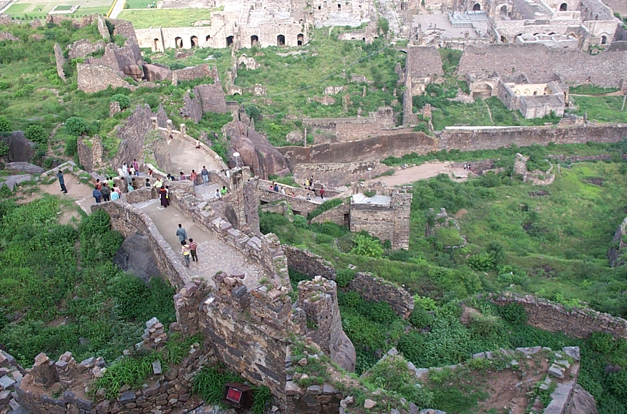 골콘다 성 올라오는 길. 계단이 많습니다.