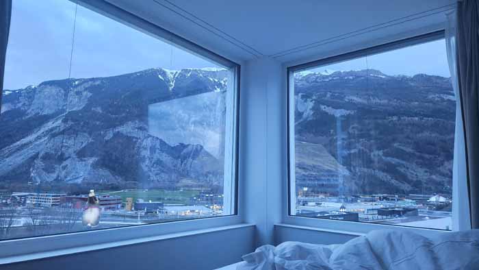 쿠어 호텔 - 머큐어 츄르 시티 웨스트(Mercure Chur City West) 창밖으로 펼쳐진 스위스 첫 아침 풍경