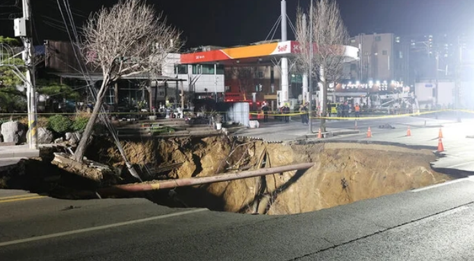 명일동 싱크홀 사고&amp;#44; 위치 원인 구조까지 총정리 (불안한 도심 땅 아래 진실)