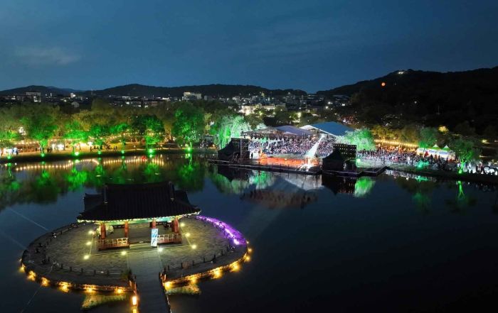 &ldquo;야간 조명으로 아름답게 빛나는 궁남지 전경과 수상무대&amp;#44; 많은 관람객들이 축제를 즐기는 모습&rdquo;