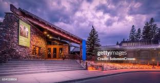 밴프의 ‘메인 거리’이자 가장 많은 카페·상점이 모인 곳 과 Banff Visitor Centre 사진