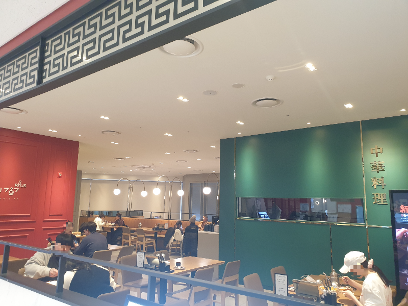 흰색 벽과 초록색 포인트로 꾸며진 chai797 내부