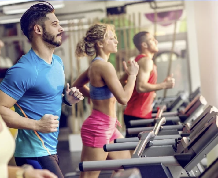 헬스장에서 운동 중인 20~30대 남녀 모습