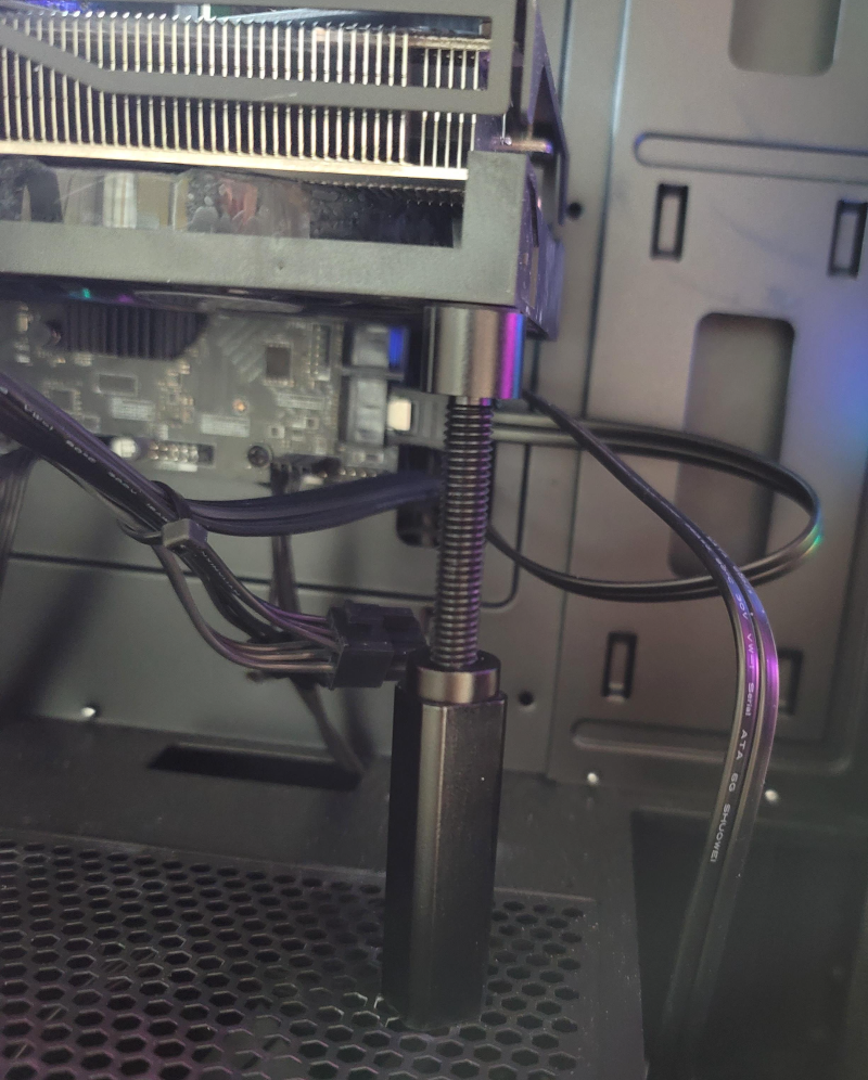 그래픽카드 지지대 설치 모습