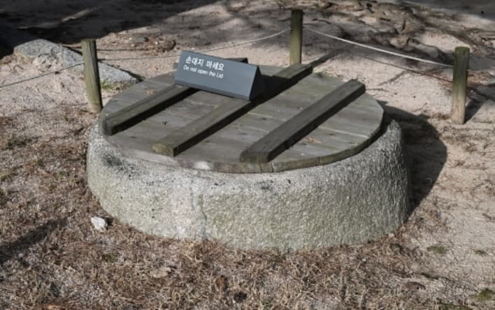 창경궁 영춘헌 앞에 위치한 전통 석조 우물 전경