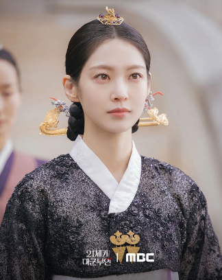 21세기 대군부인: 현대의 지략과 황실의 기품을 가진 여성 주인공 웹툰 분석