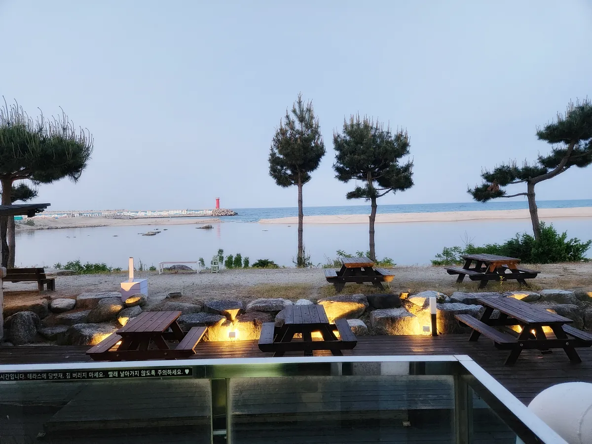 블리스펜션-창밖에서-보이는-바다