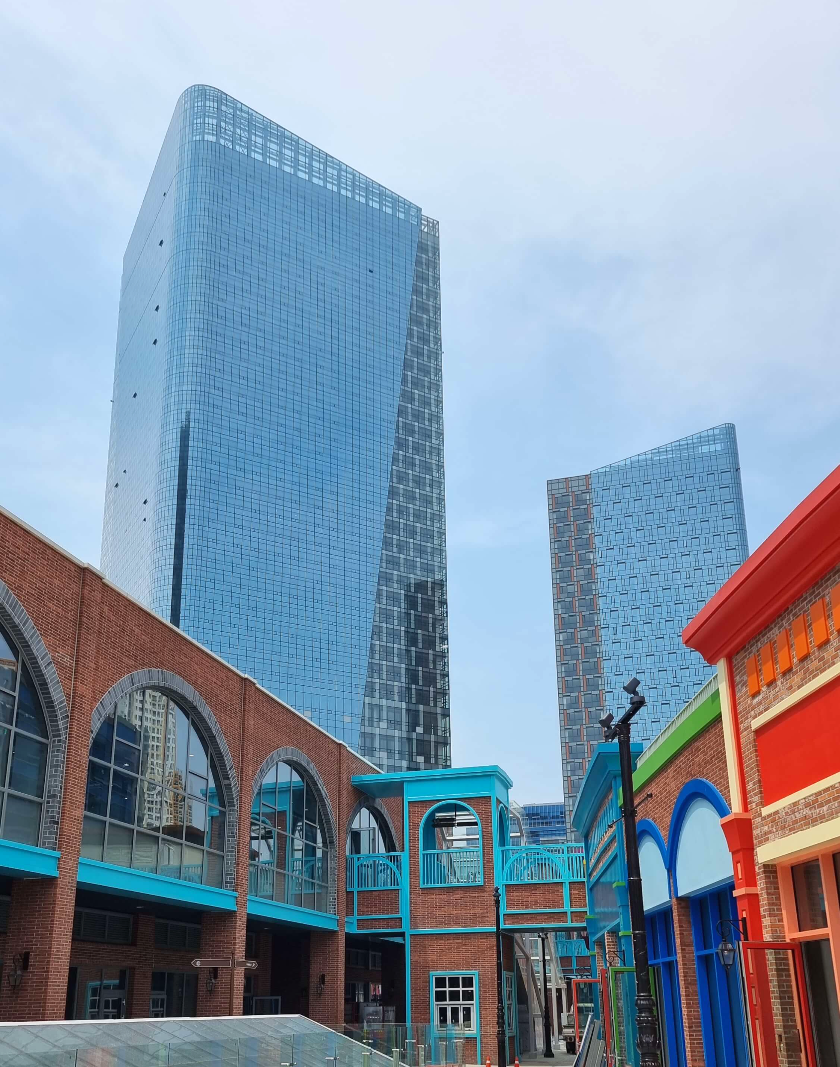 오피스와 지식산업센터가 있는 동탄에 고층 건물