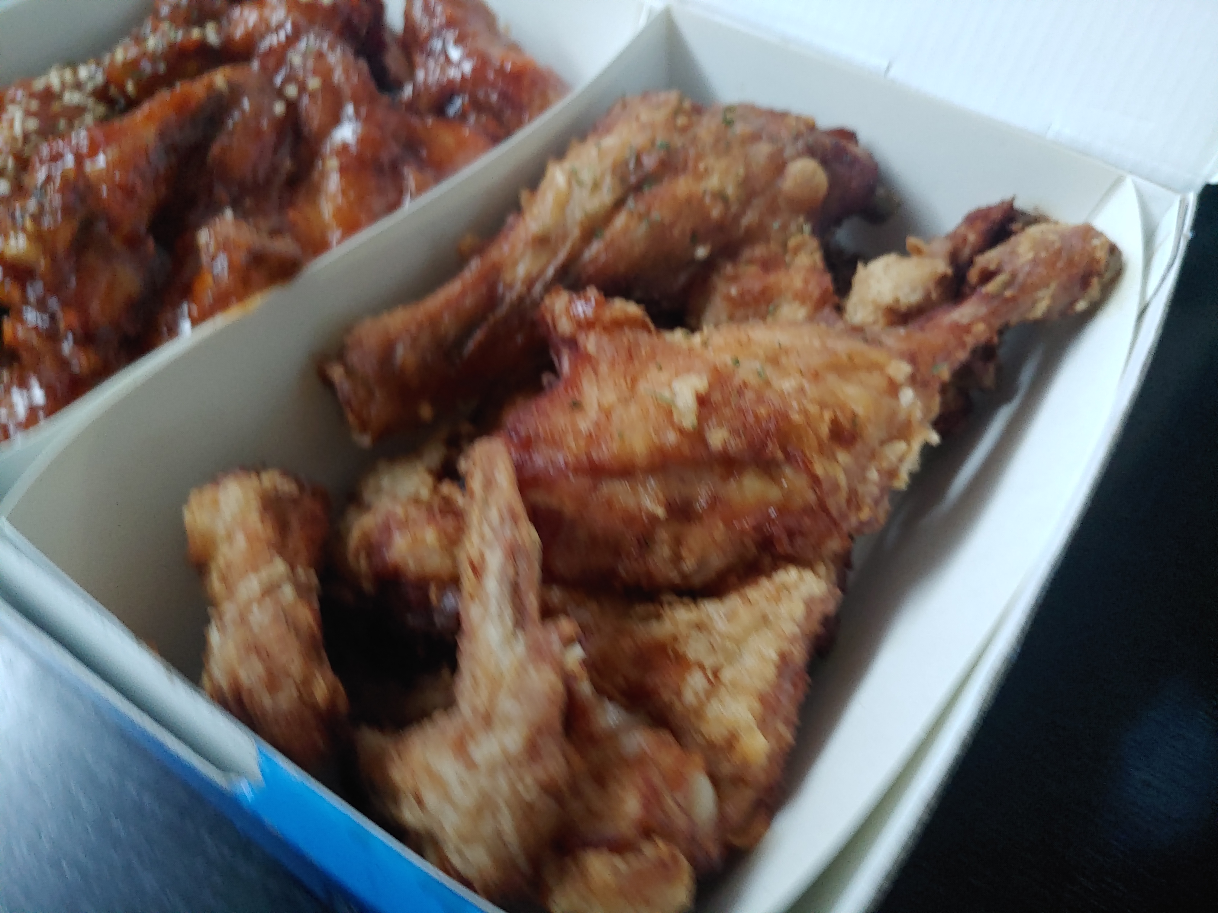 양념과 후라이드가 함께 있는 두마리 치킨