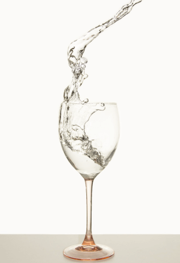 물이 와인잔에 튀는 모습