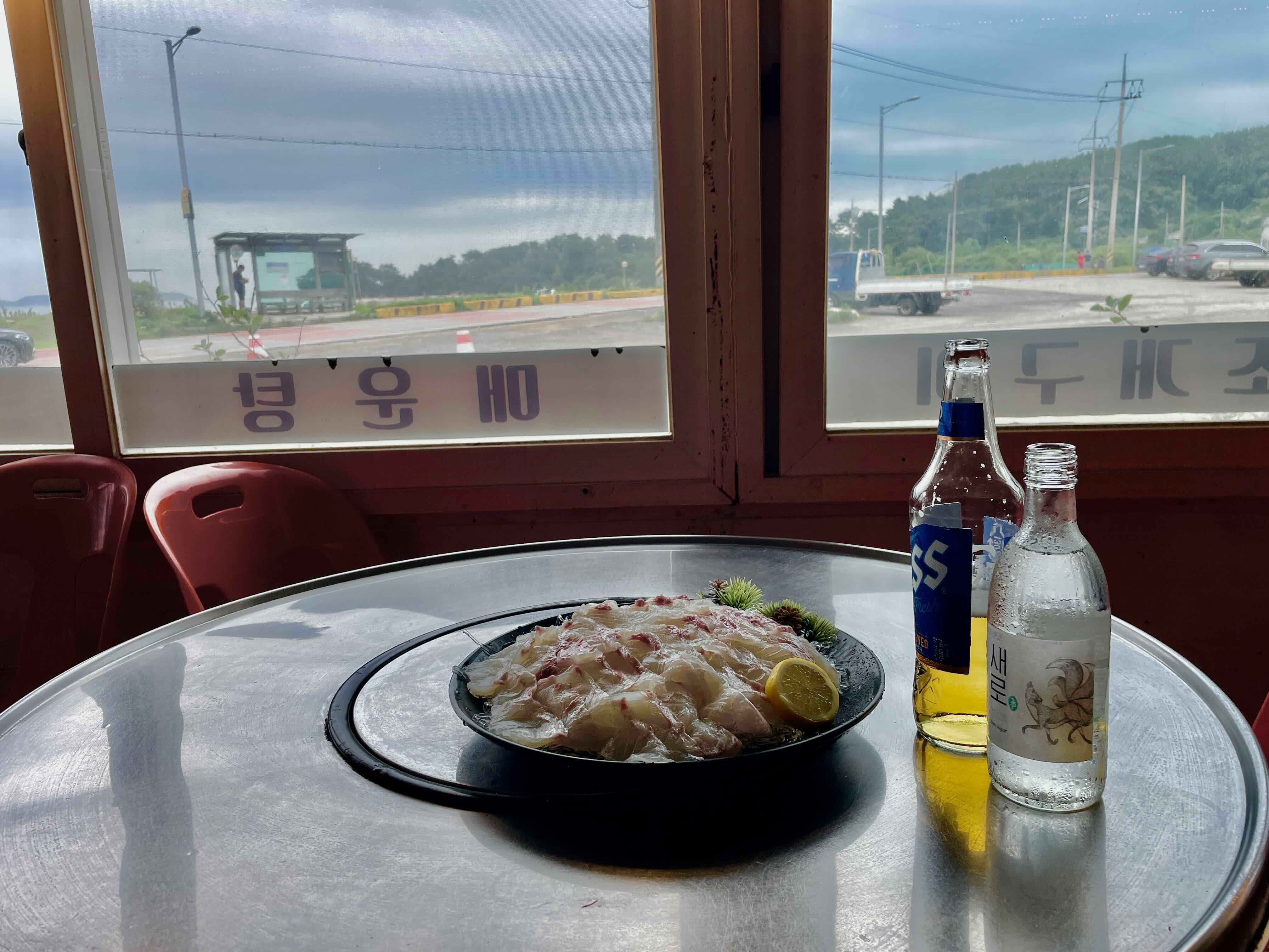 테이블위에 회와 소주, 맥주 모습