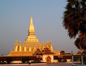 탓루앙 황금빛 불탑
