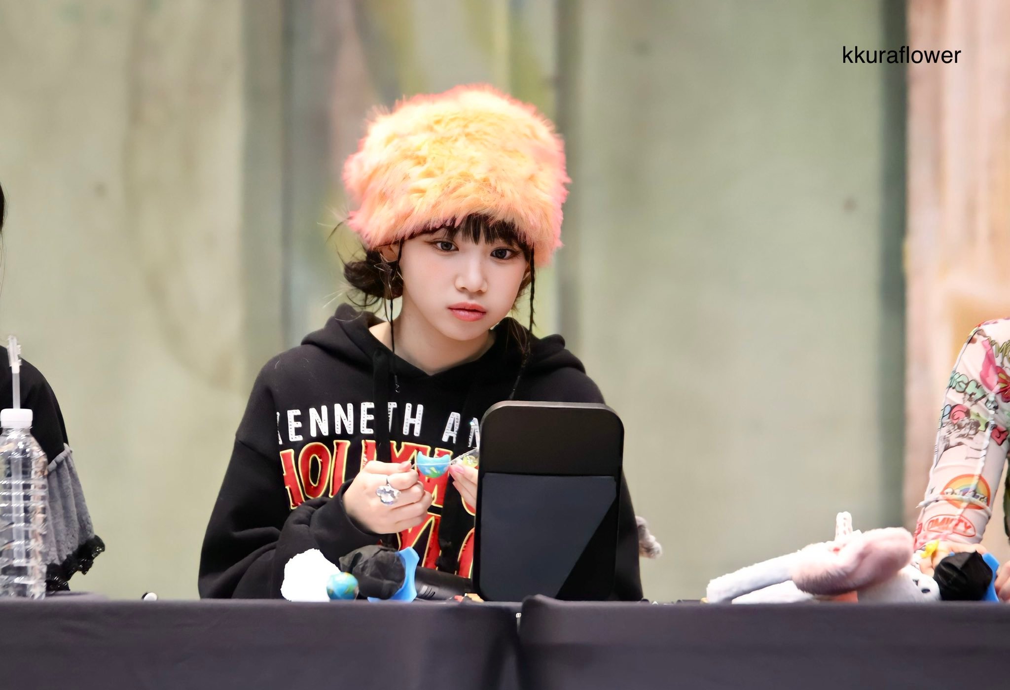 사탕 먹는 모습을 거울로 체크