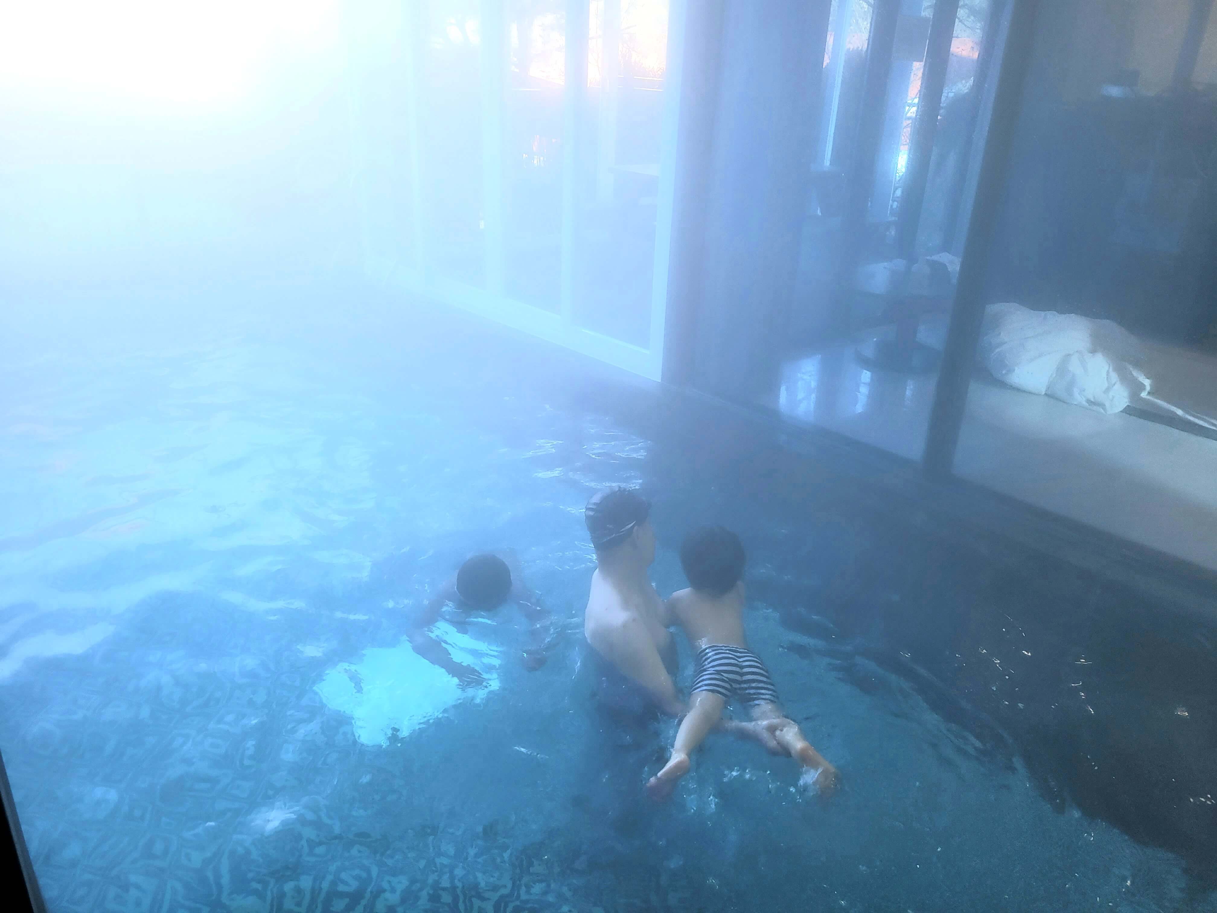오블라디 온수풀에서 놀고있는 모습