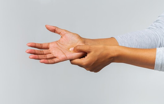 통증을 느끼는 부위를 눌러보자