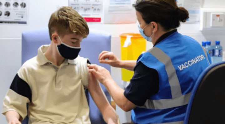 백신을-접종중인-유럽-청소년