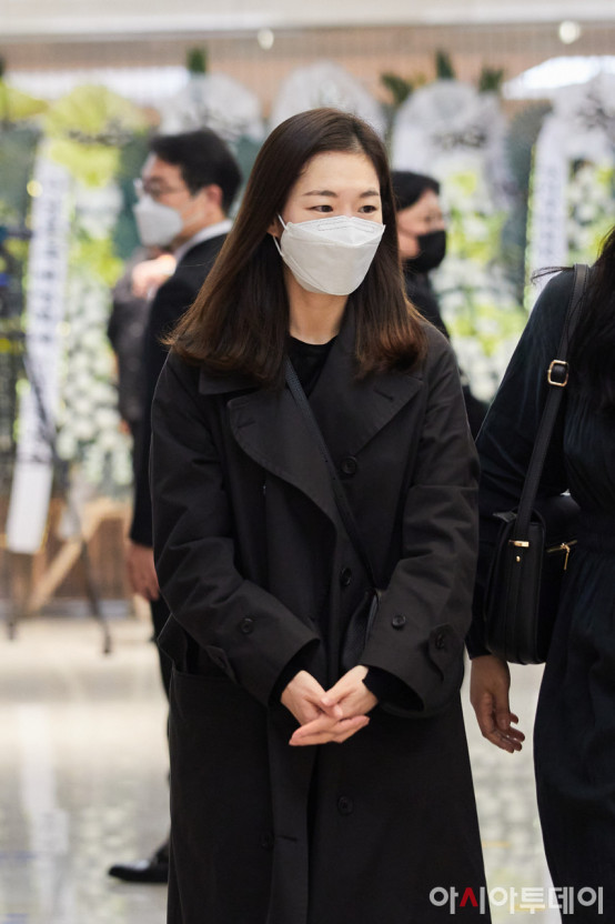 겨울 여자 조문 복장