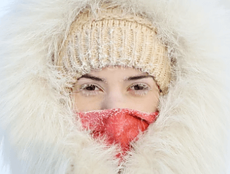 겨울-옷을-입고-있는-여자