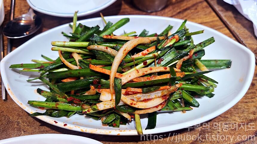 황소고집-돌곱창-밑반찬-부추무침