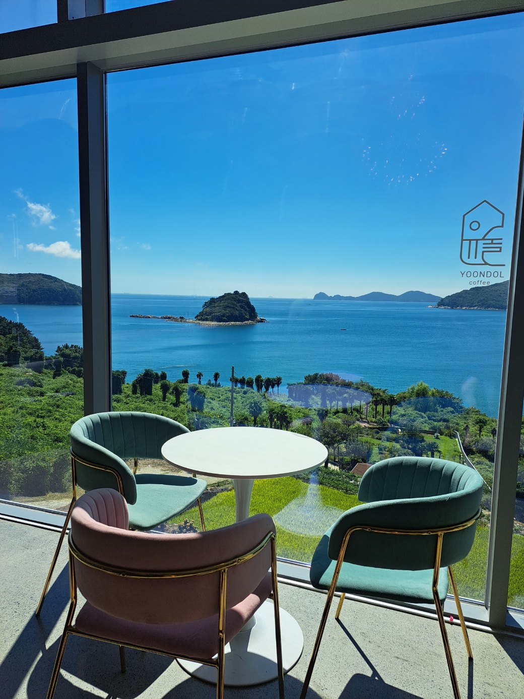 윤돌커피 거제도 카페 추천 멋진 바다뷰에 산책도 가능한 카페