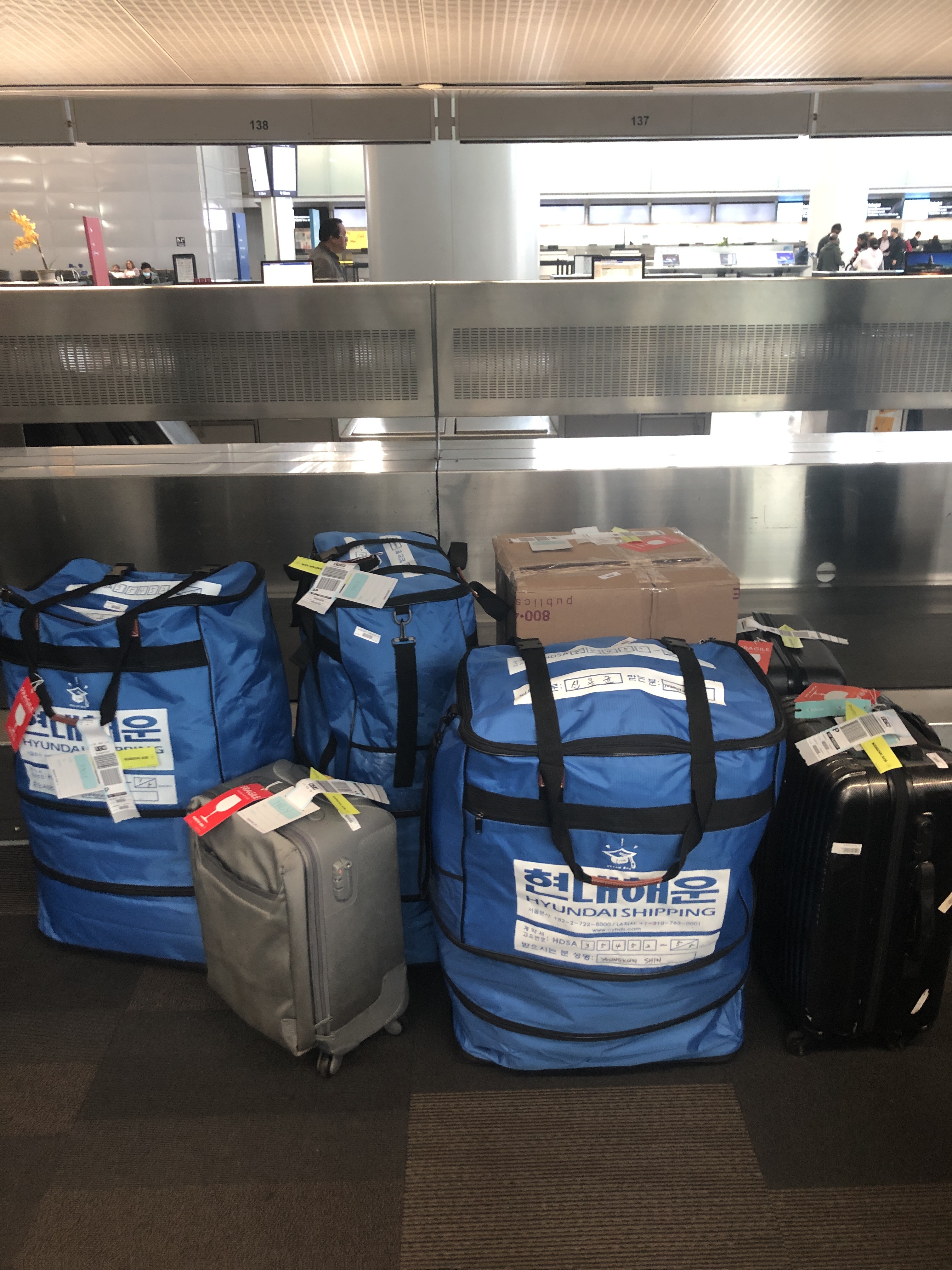 이민용 가방에 가득 채운 귀국 짐