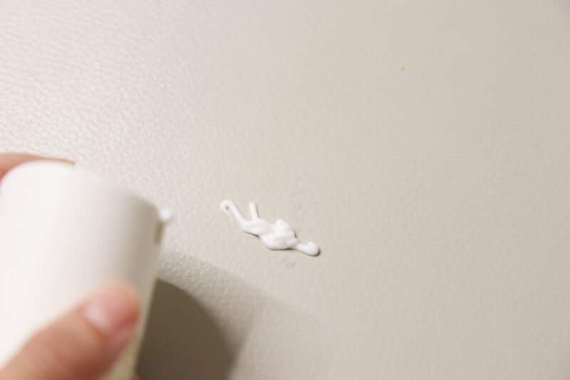 밝은 색 가죽 소파