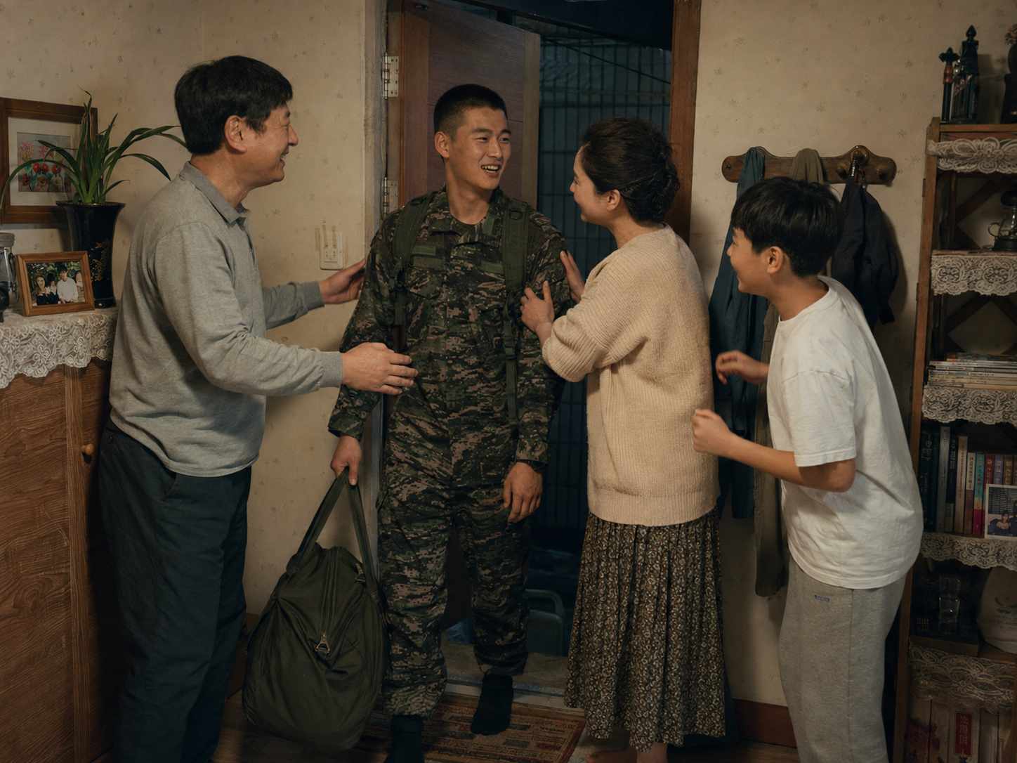 군 복무 중 첫 휴가를 나와 가족들과 반갑게 재회하는 모습