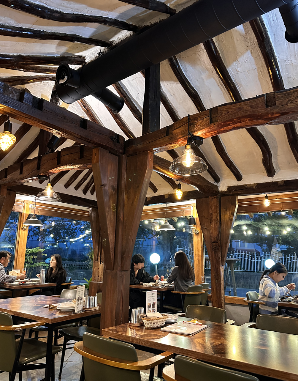 한옥의 고요함 + 서양식 감성