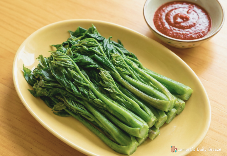 봄의 제왕 두릅을 데쳐 노란접시에 담겨져있고 초고추장이 옆에있는 모습. 맛있겠다.