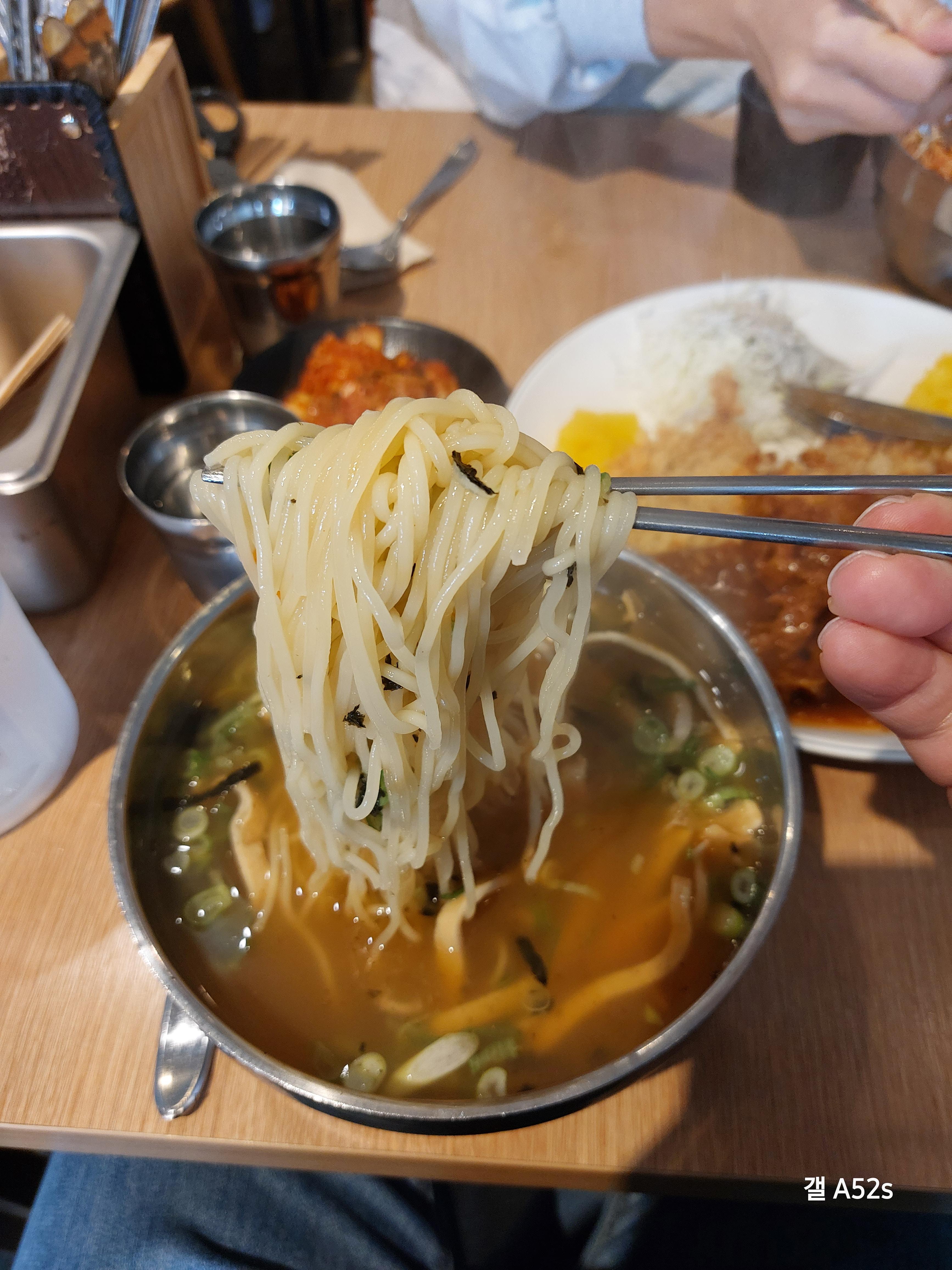 멸치국수 면이 쫄깃합니다.