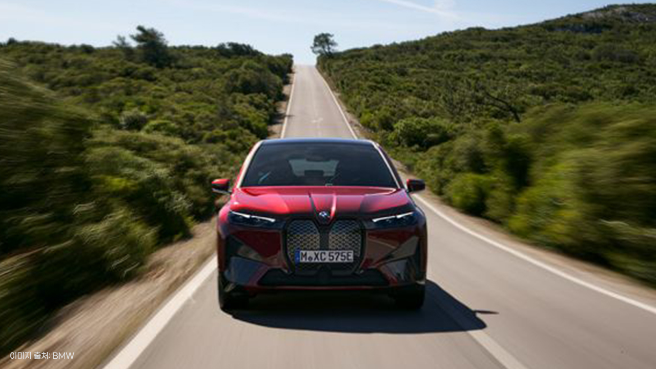 전기차 작명의 규칙! 알파뉴메릭.
도로 위를 주행하는 BMW 전기차 전용 모델 ix 이미지