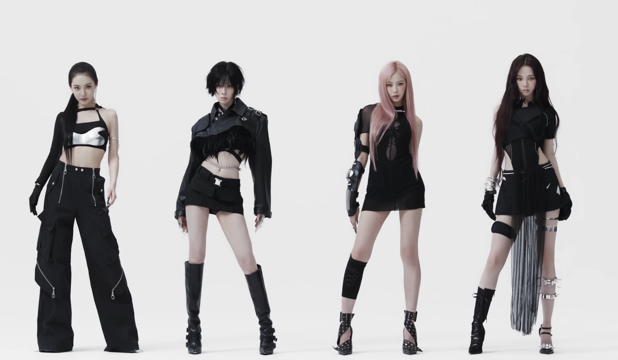 에스파 &quot;Whiplash&quot; 뮤직비디오 한 장면