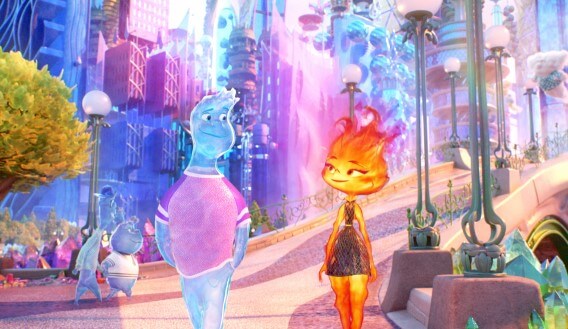 엘리멘탈 캐릭터들이 대화하며 걷는 장면