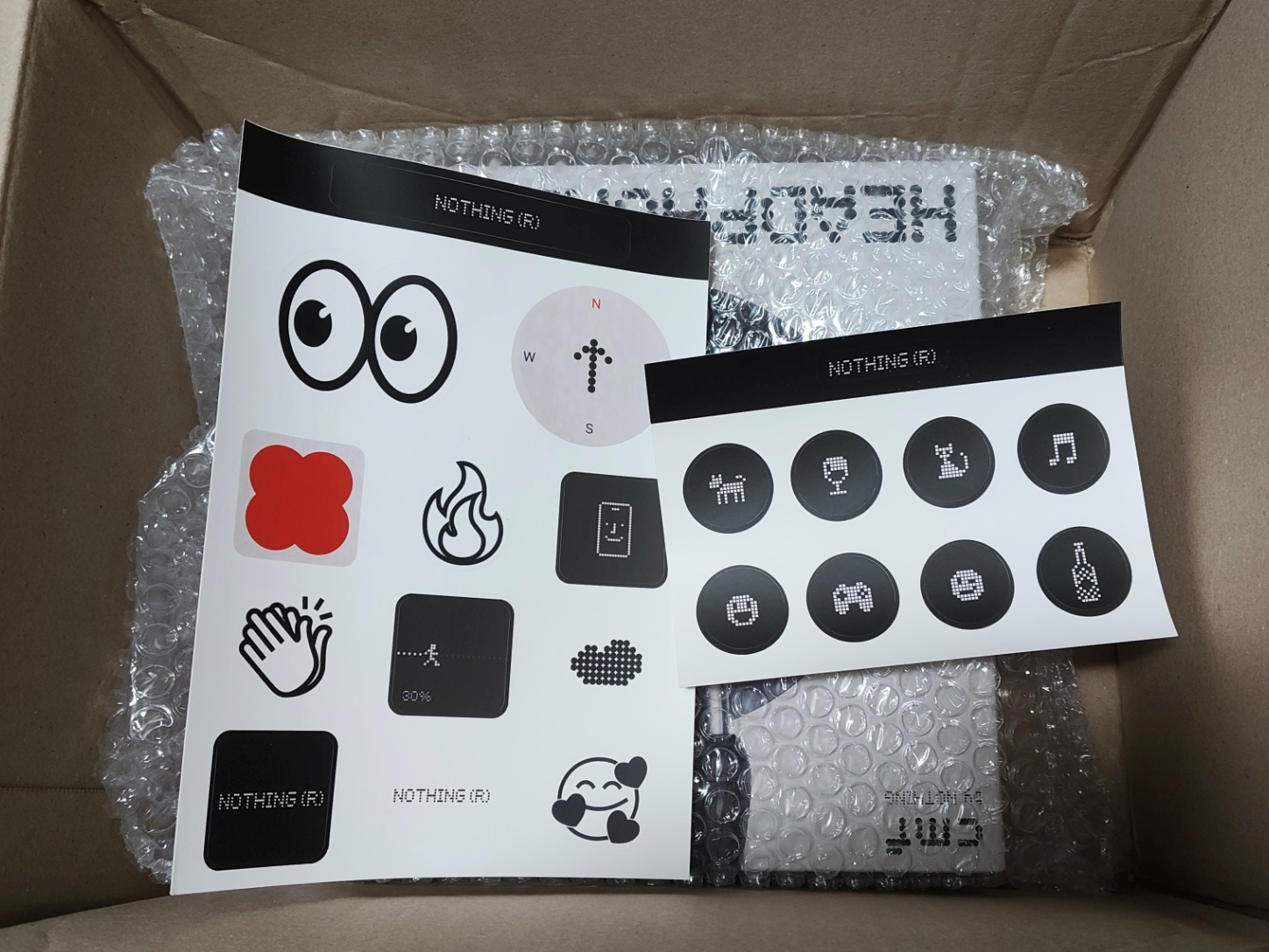 낫싱 브랜드 특유의 감성!
픽셀 도트 디자인으로 된 귀여운 스티커가 구성품으로 들어있어요.