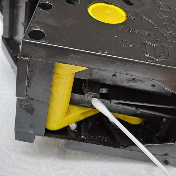 면봉으로 피스톤 하단에 오일을 도포하고 있습니다.