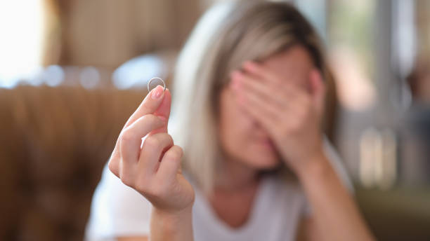 콘택트 렌즈 끼고 자면 부작용 불편 안약 안압 안구건조증 눈 통증 두통 시력 교정 건조 각막