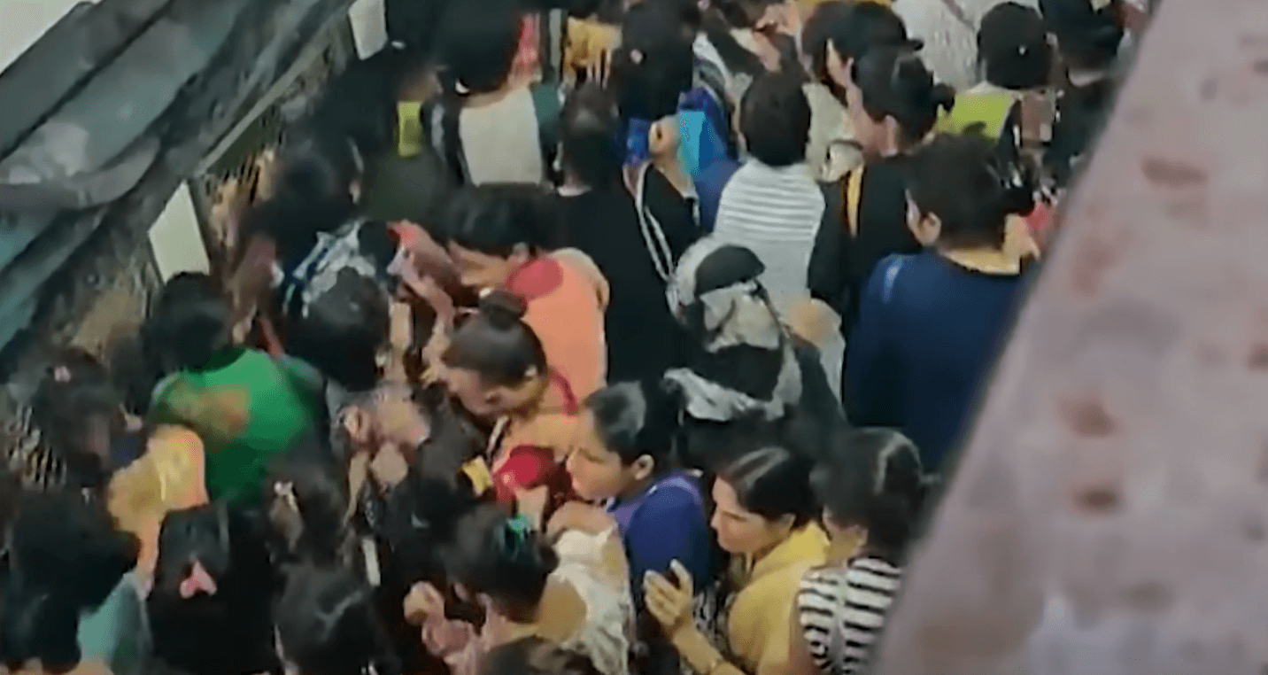 열차에 몰려드는 사람들3