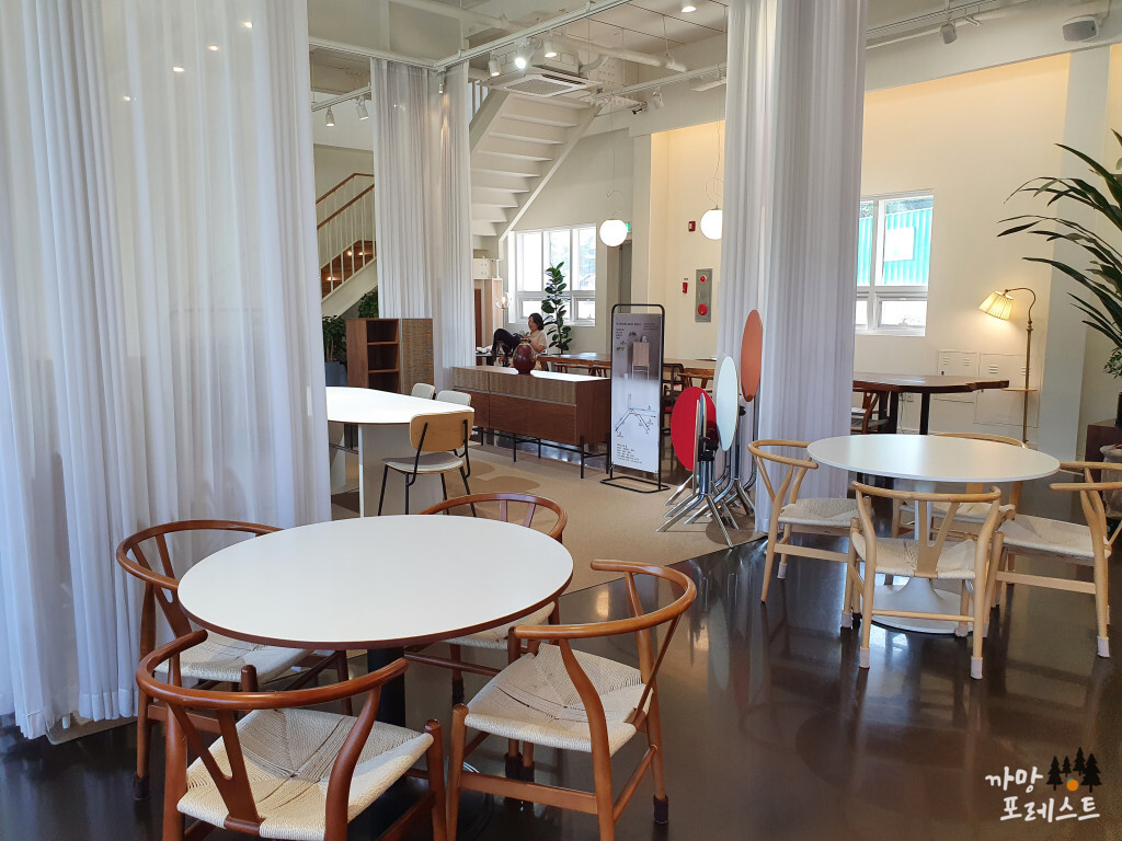 필무드 1층 실내