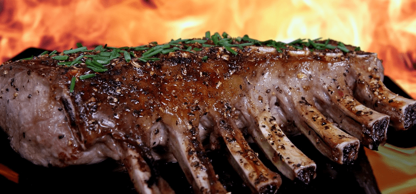 바베큐로 요리가 되어 있는 양고기