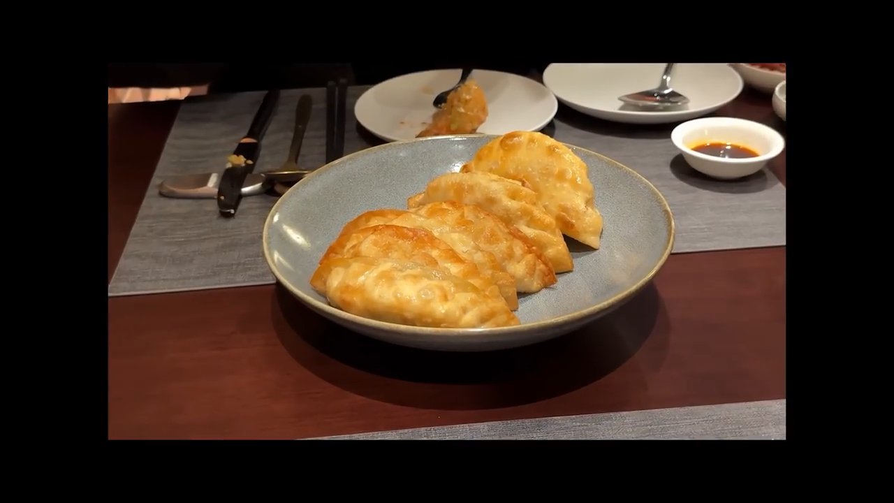 접시에 담긴 동파육 만두 네 개