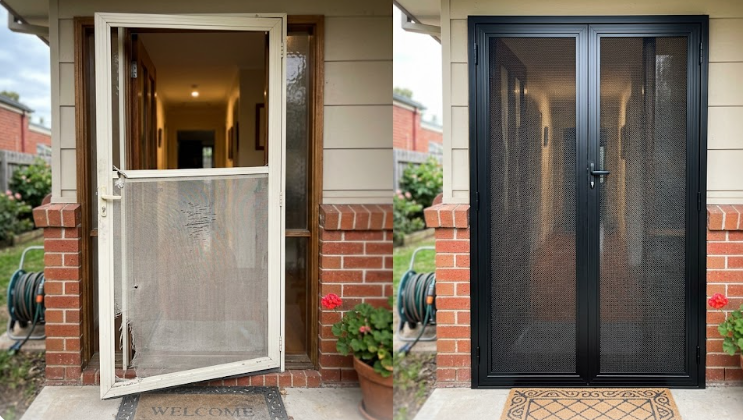 찢어진 일반 현관 롤방충망과 튼튼한 접이식 방충문 비교 모습