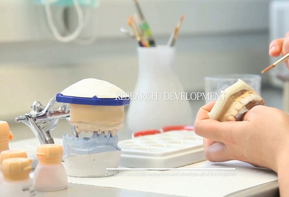 치과 재료 만드는 모습