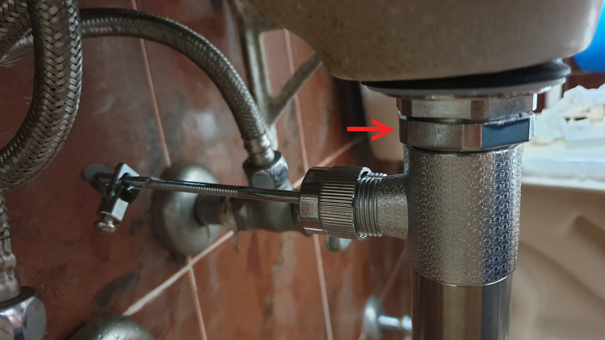 연결 배관 고정 너트