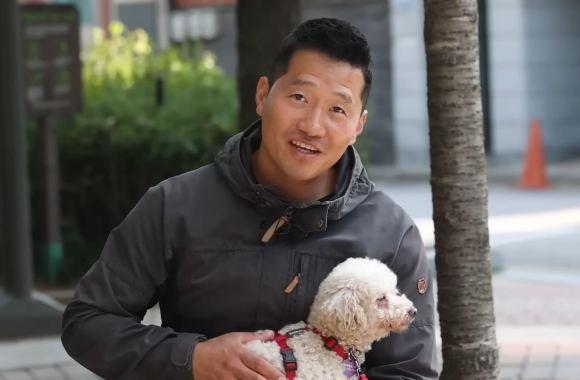 강형욱 보듬컴퍼니 대표의 직장 내 갑질 의혹이 이어지고 있는 가운데, 그를 향한 옹호글이 등장해 눈길을 끈다. 사진은 강형욱 보듬컴퍼니 대표. [사진=강형욱의 보듬TV 캡쳐]