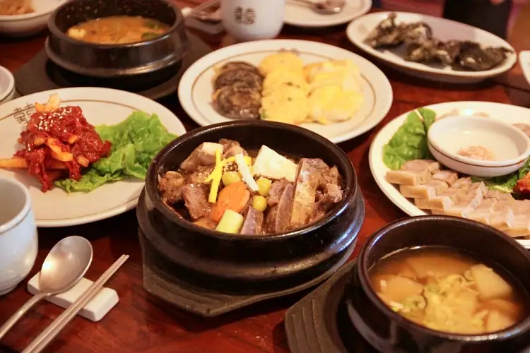 전참시 전지적참견시점 송가인 육회 삼합 간장게장 갈비찜 신선로 남도백반 진수성찬 맛있는 식당 전주 한정식 맛집 소개