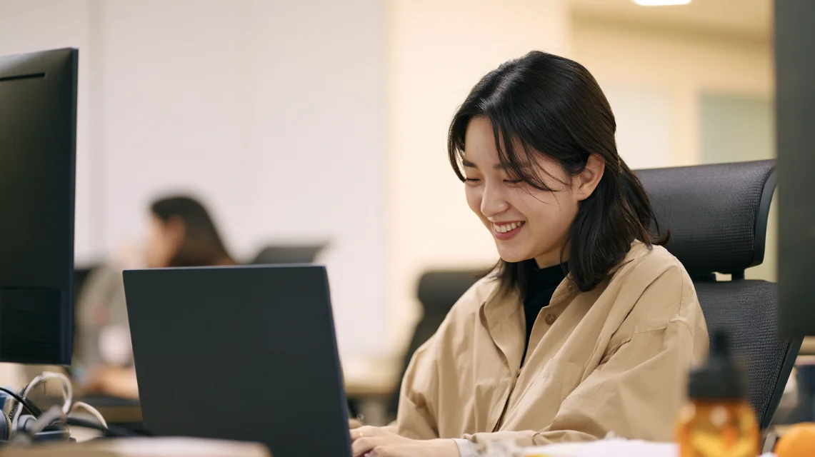 진행자를 기다리며 노트북 앞에서 가볍게 웃는 직장인