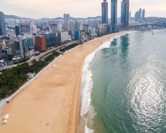 긴 해운대 백사장 우측으로 밀려드는 파도