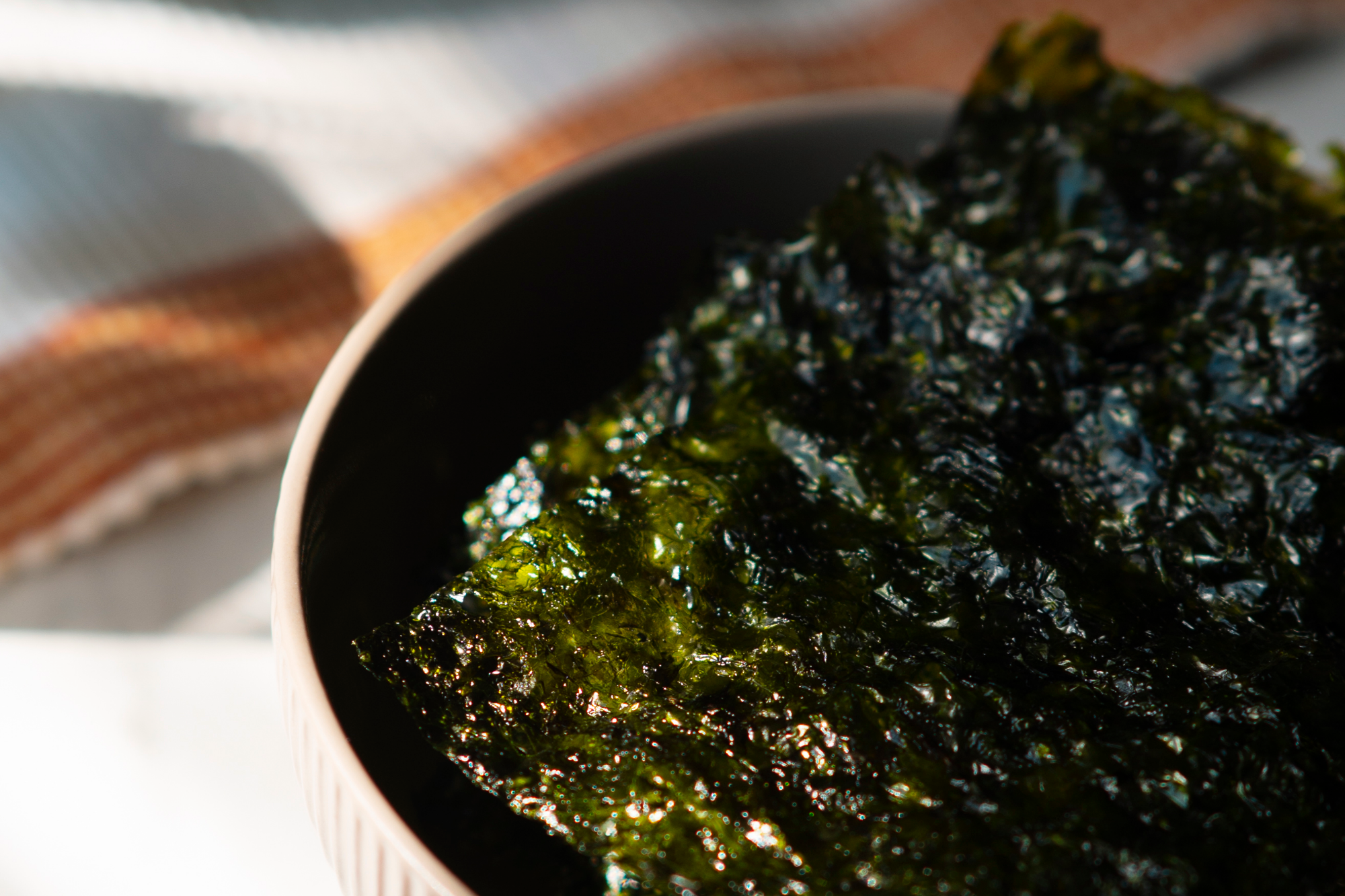 &copy; Close up on seaweed snacks, Freepik