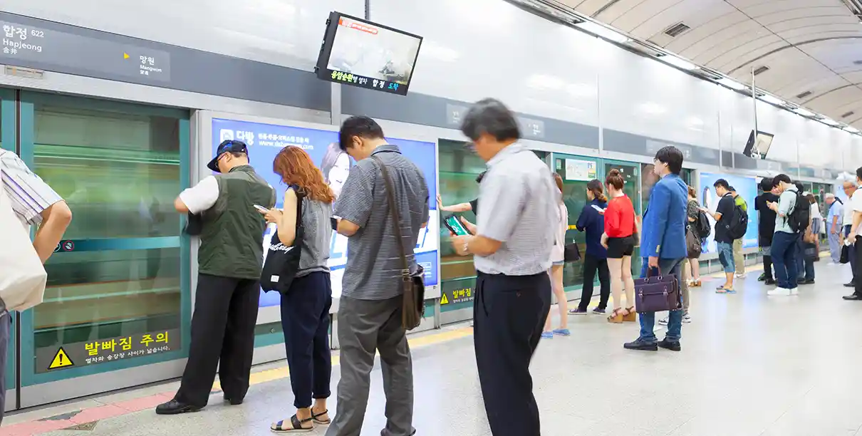 지하철-출근하는-직장인-핸드폰보는-사람들-사진